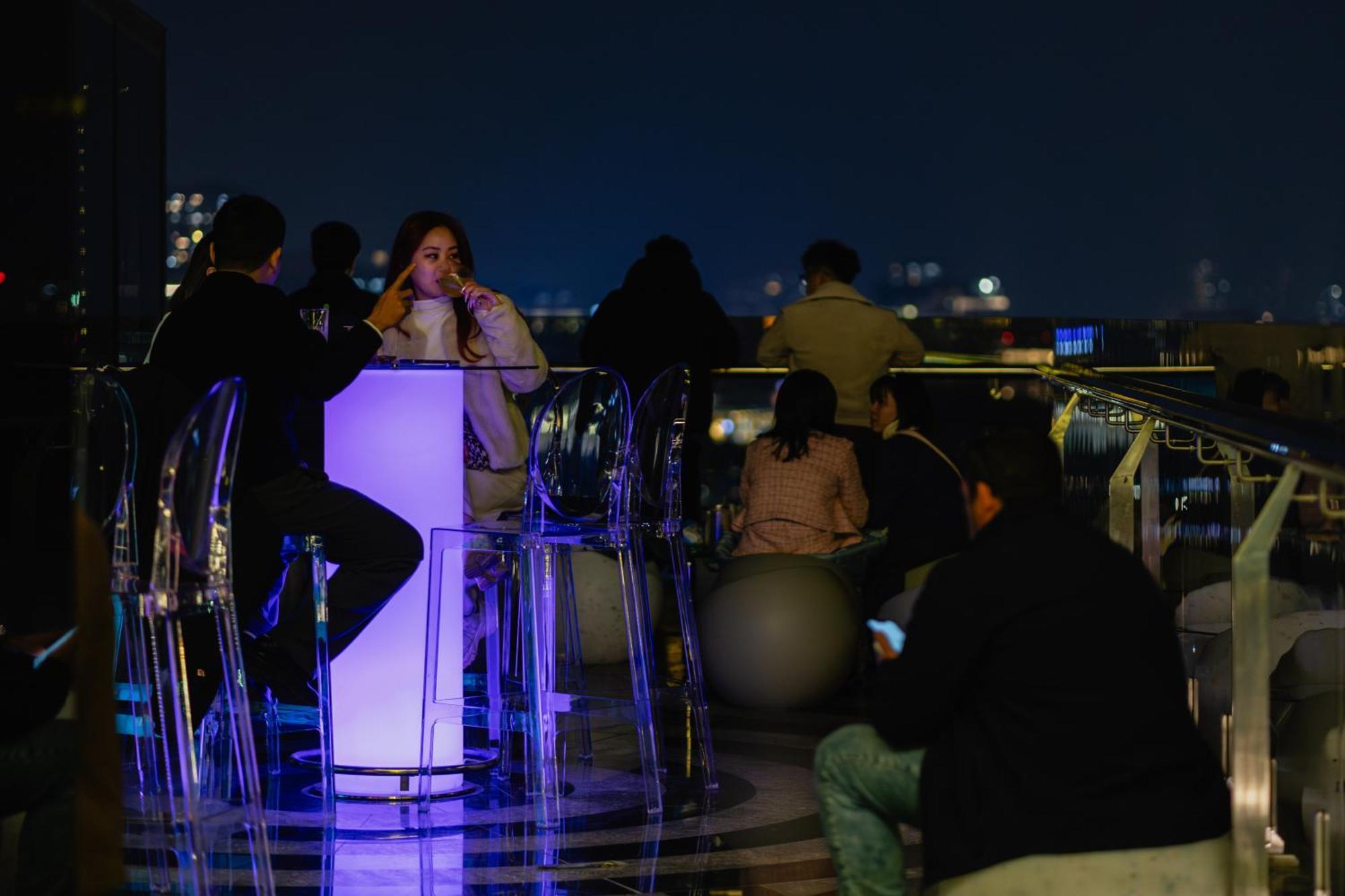 May De Ville Lakeside Hotel Ханой Екстериор снимка Sky bar at the Ritz-Carlton, Seoul