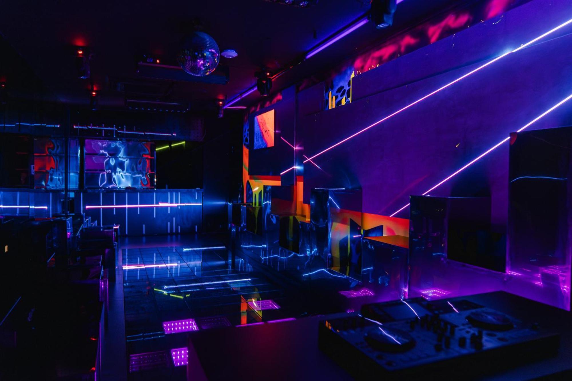 May De Ville Lakeside Hotel Ханой Екстериор снимка The nightclub