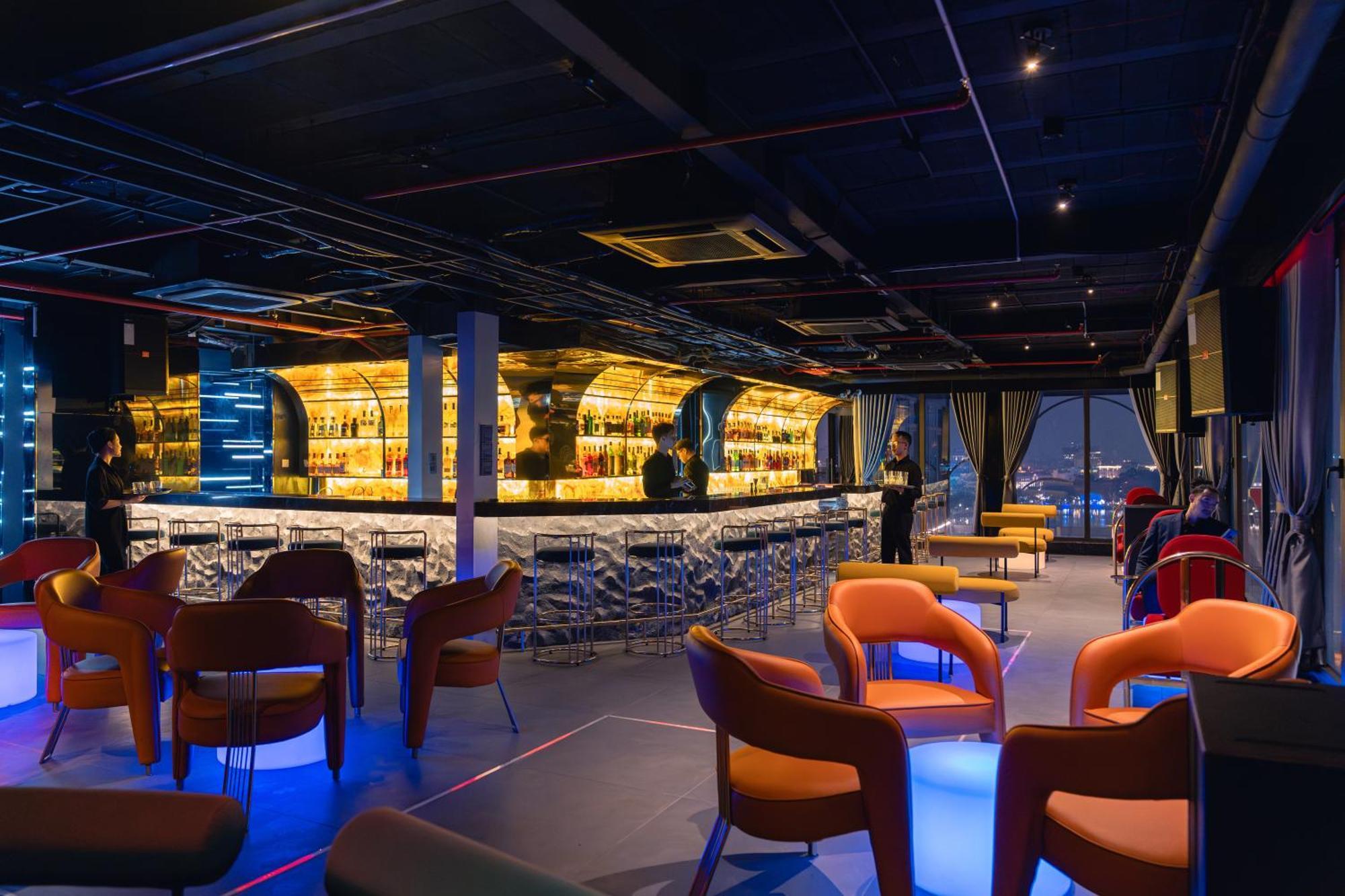 May De Ville Lakeside Hotel Ханой Екстериор снимка Skyline Bar