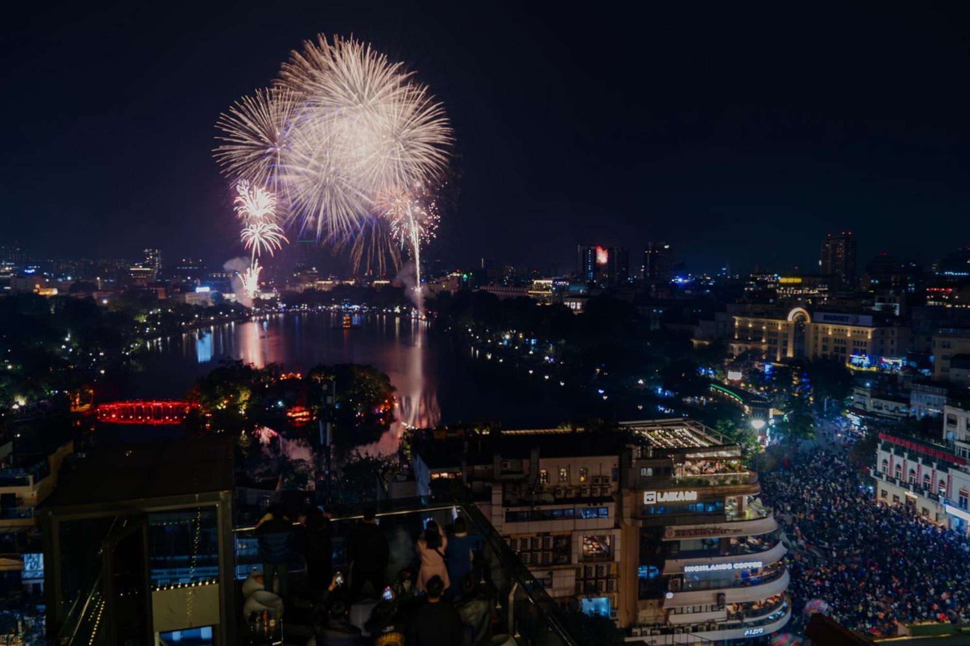 May De Ville Lakeside Hotel Ханой Екстериор снимка Fireworks at the Danube Festival