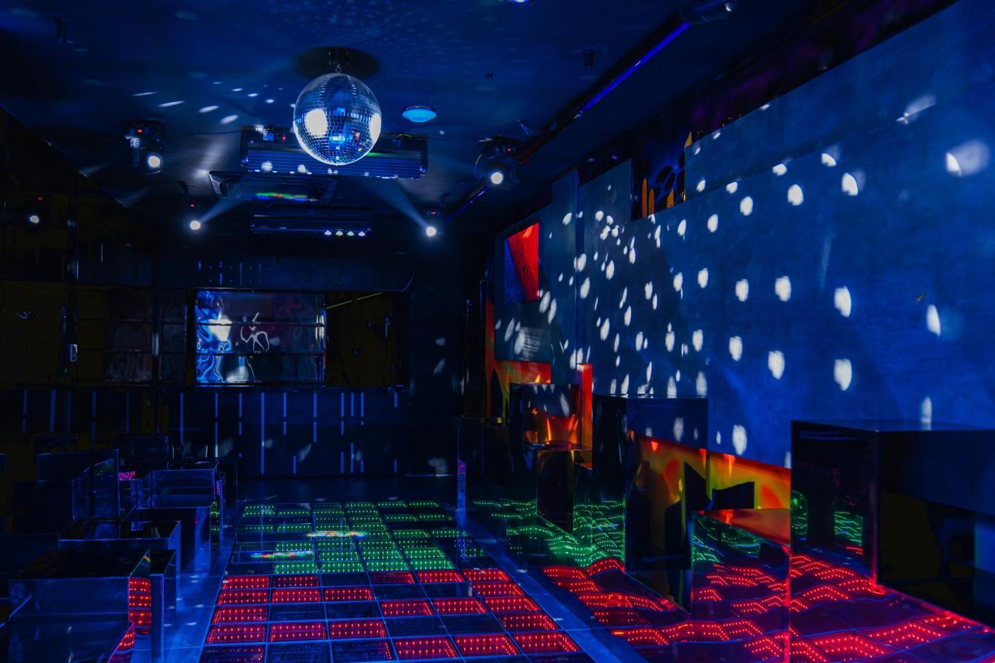 May De Ville Lakeside Hotel Ханой Екстериор снимка The nightclub