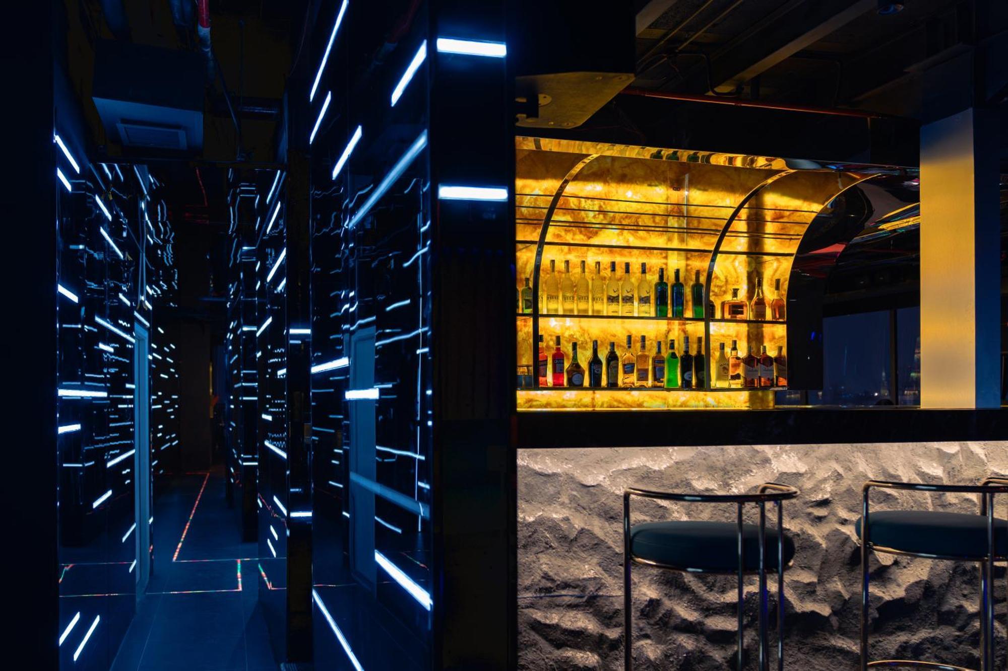 May De Ville Lakeside Hotel Ханой Екстериор снимка The bar at the 360° Ice Bar