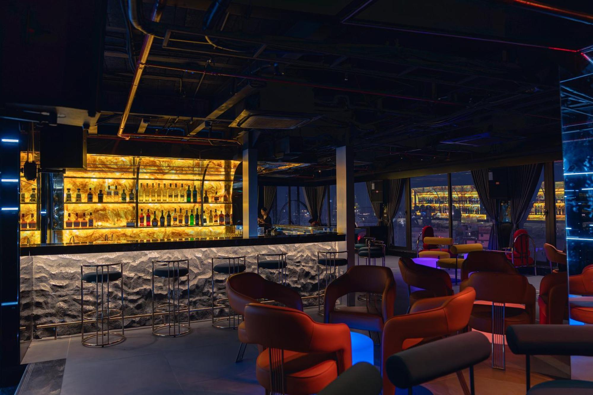 May De Ville Lakeside Hotel Ханой Екстериор снимка The bar at the 101 bar