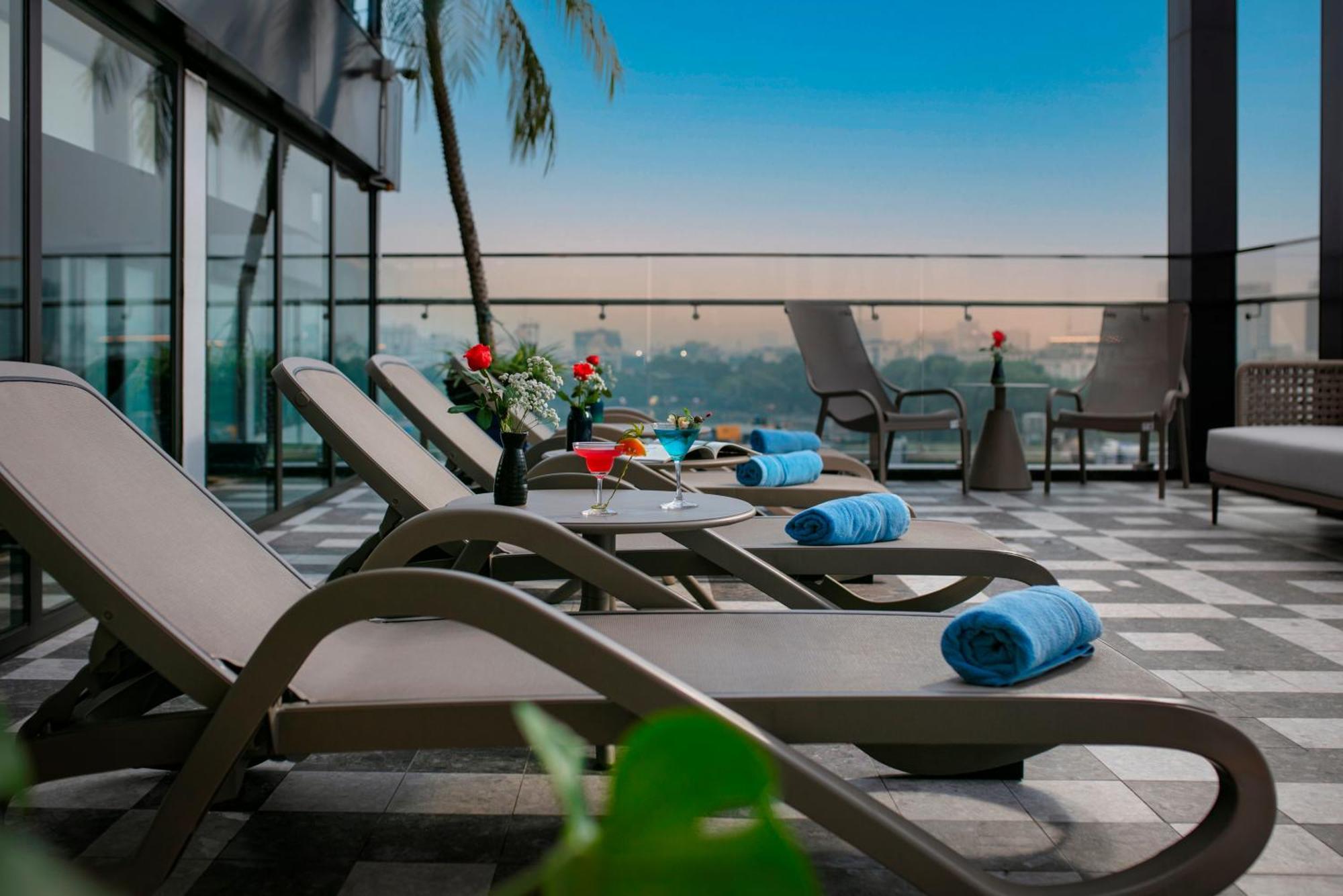 May De Ville Lakeside Hotel Ханой Екстериор снимка Rooftop pool