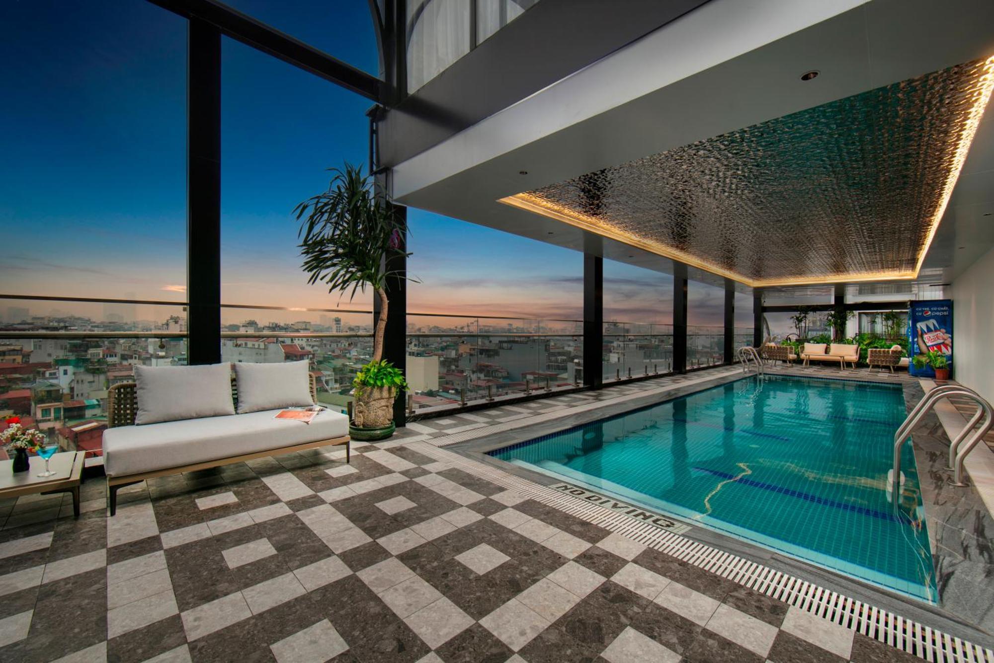 May De Ville Lakeside Hotel Ханой Екстериор снимка The swimming pool at the 360° Sky Lounge