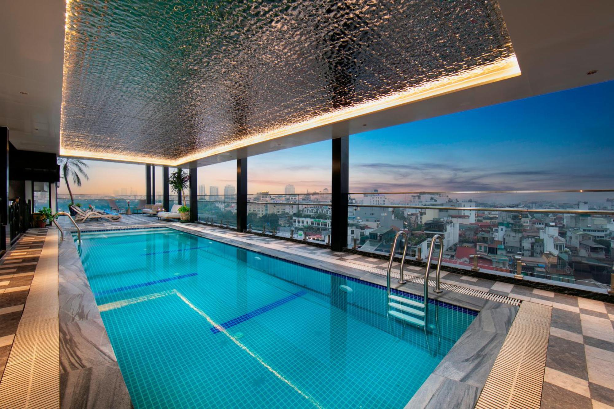 May De Ville Lakeside Hotel Ханой Екстериор снимка The swimming pool at the 360° Sky Lounge