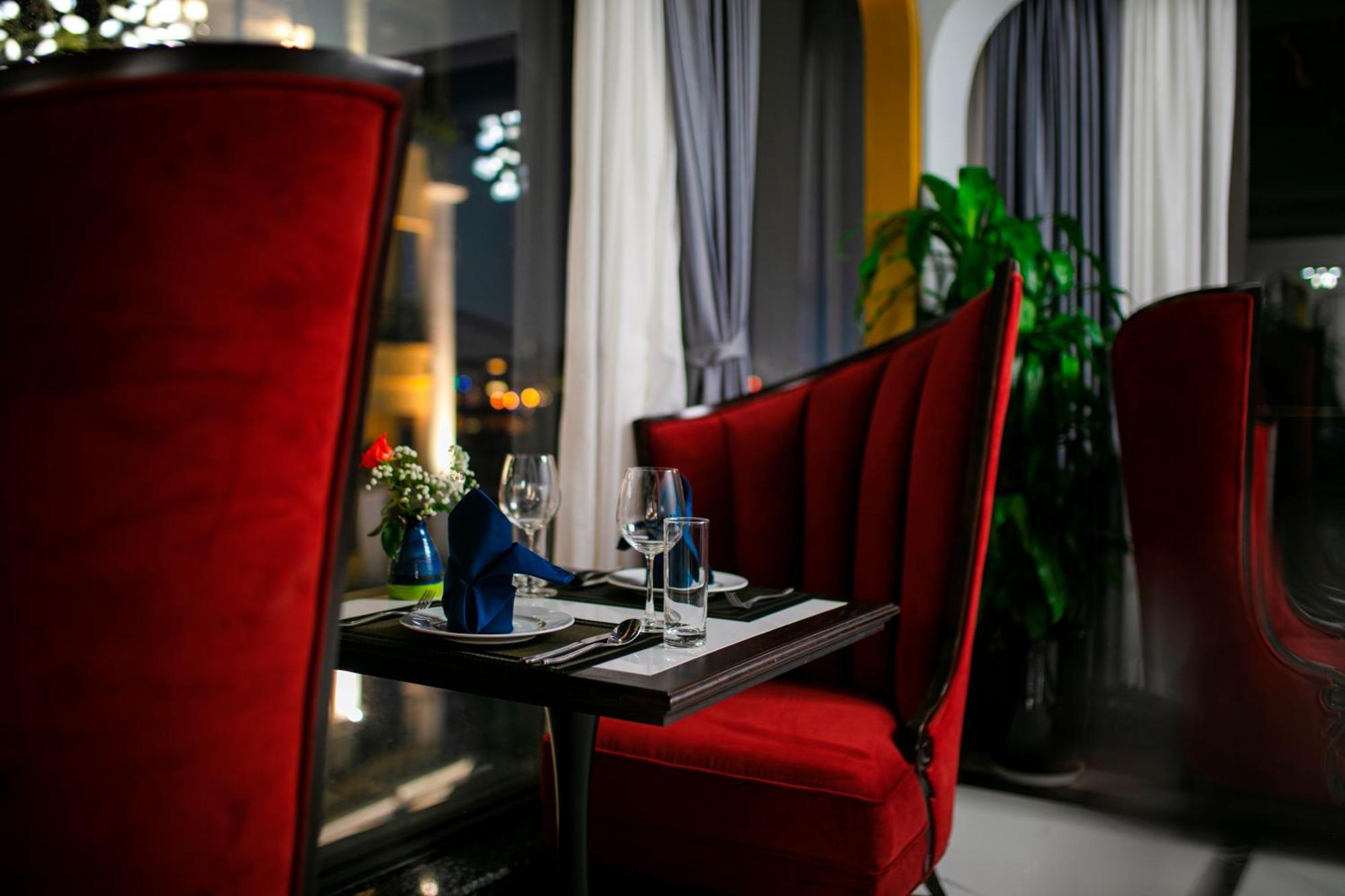 May De Ville Lakeside Hotel Ханой Екстериор снимка Restaurant interior