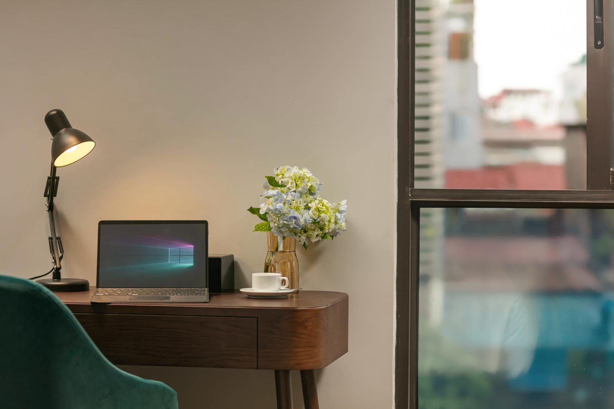 May De Ville Lakeside Hotel Ханой Екстериор снимка A Microsoft Surface Pro 4