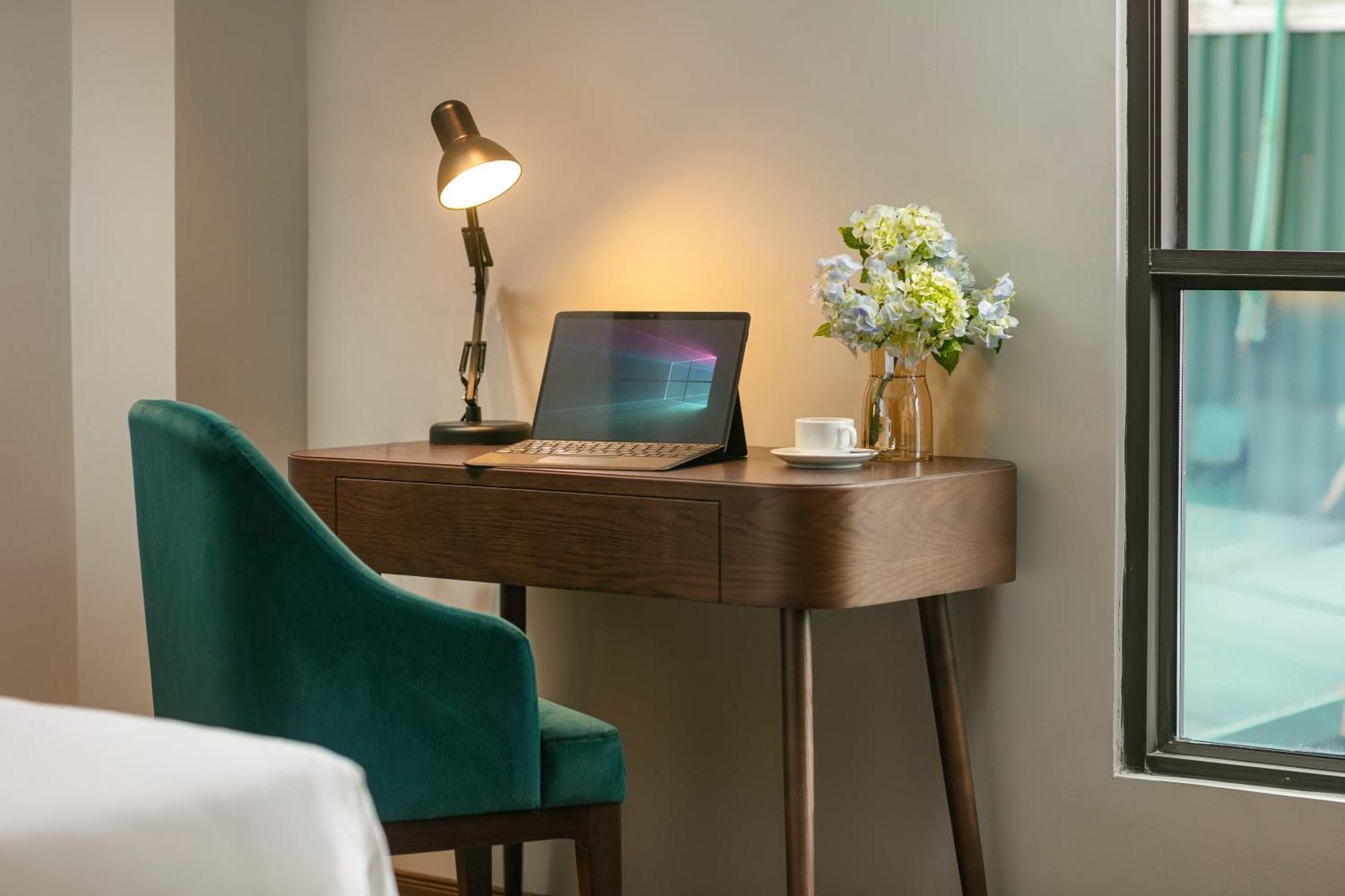 May De Ville Lakeside Hotel Ханой Екстериор снимка A modern desk with a chair