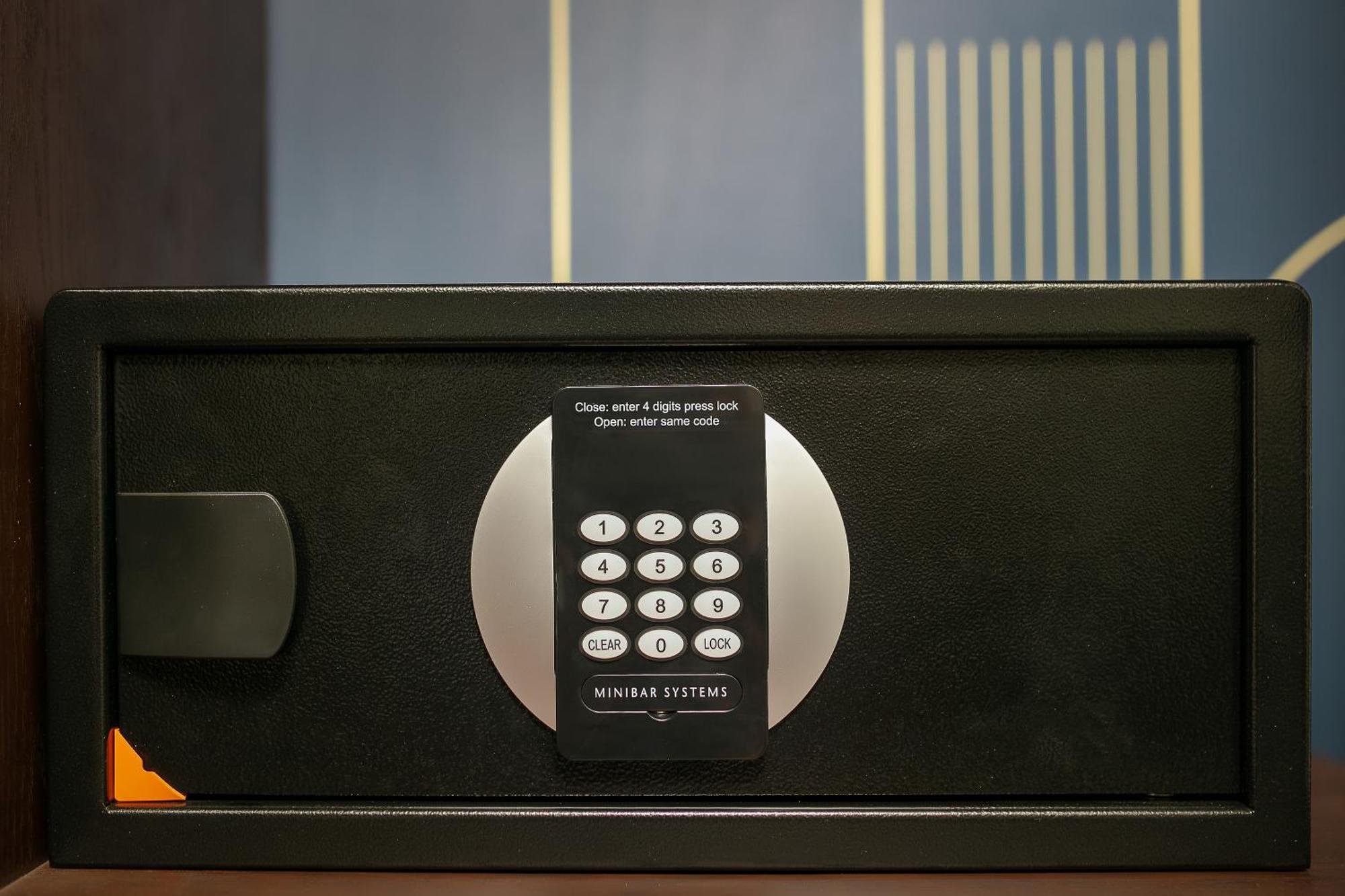 May De Ville Lakeside Hotel Ханой Екстериор снимка A safe