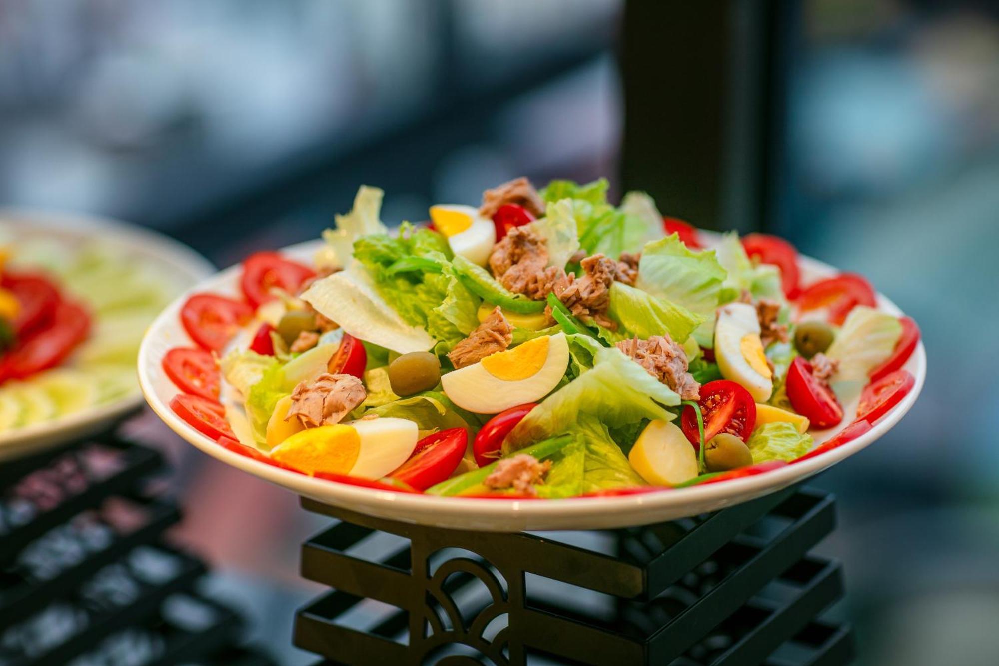 May De Ville Lakeside Hotel Ханой Екстериор снимка A caesar salad