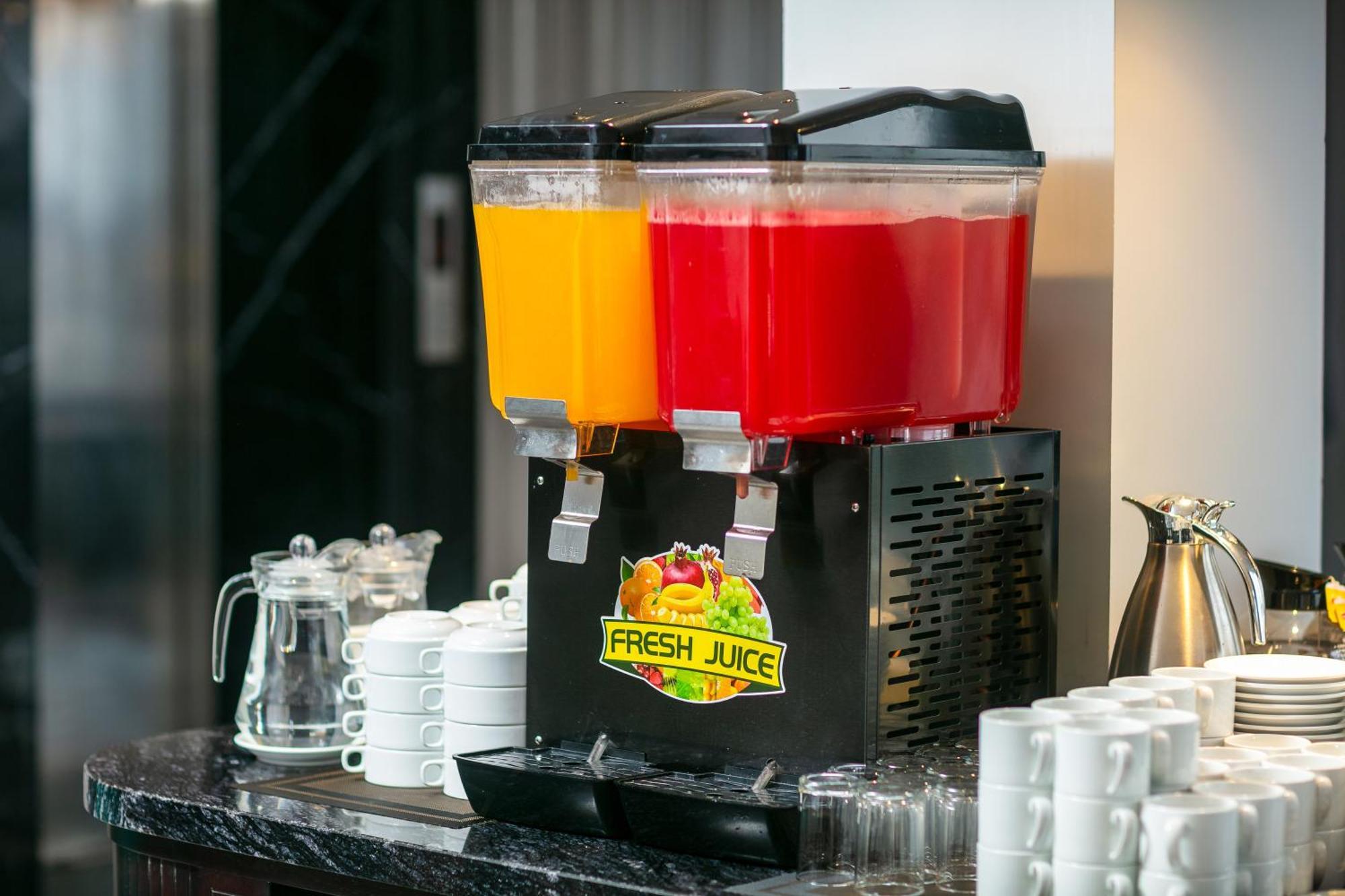 May De Ville Lakeside Hotel Ханой Екстериор снимка A juice dispenser