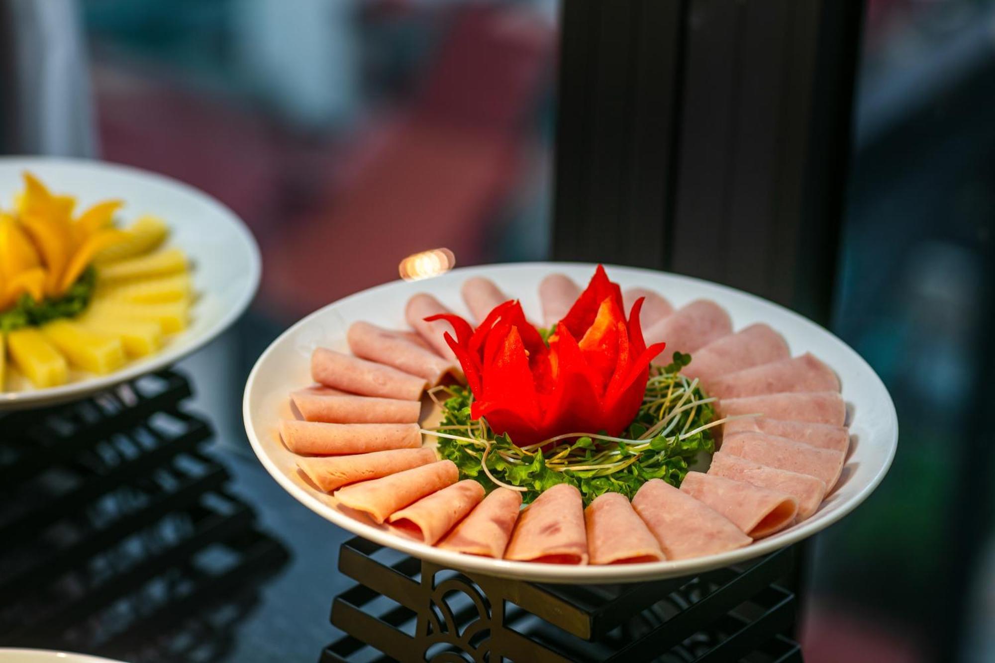 May De Ville Lakeside Hotel Ханой Екстериор снимка A platter of ham